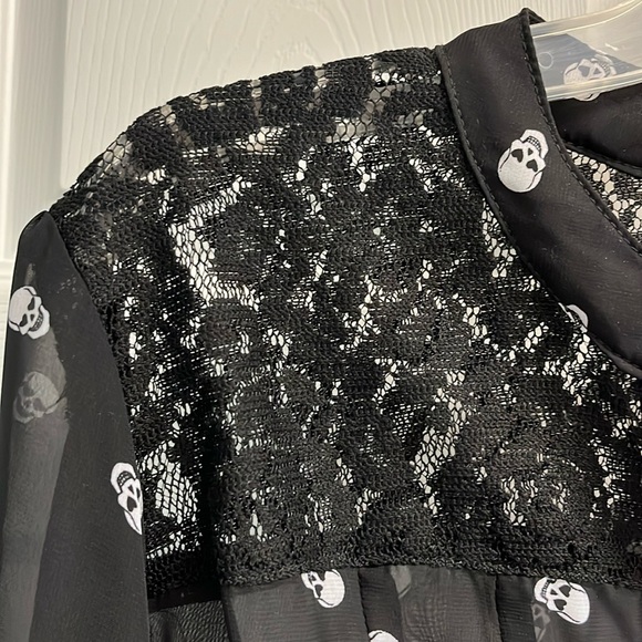 Just in time for Halloween! Lightweight top, sooo comfortable, skull pattern! - Picture 3 of 3